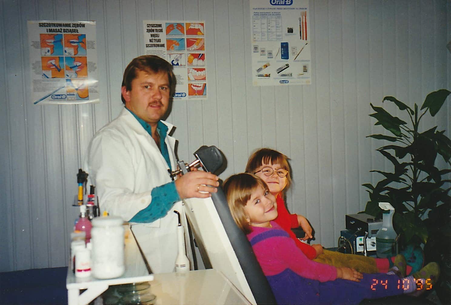 Doktor wraz z córkami w roku 1995. Obecnie również mają tytuły Dr n. med. i pracują razem z nim w klinice.